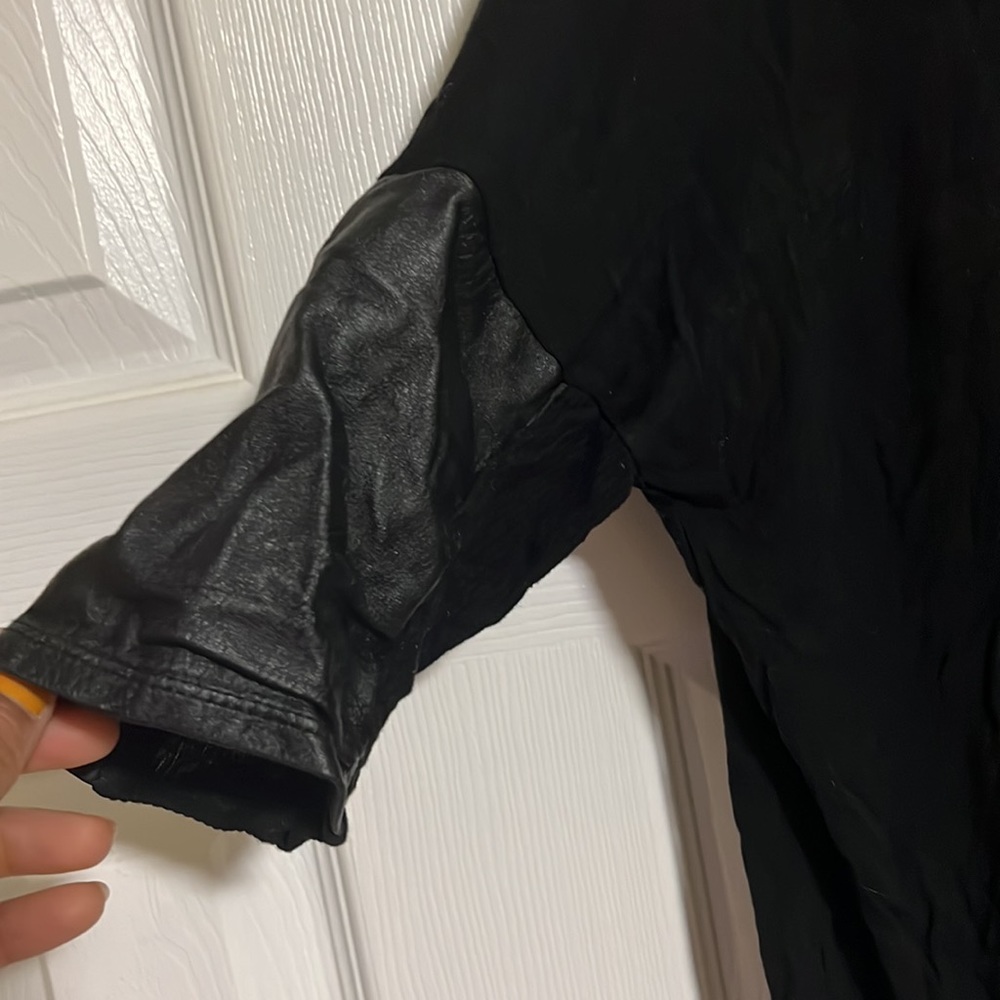 Club Monaco Batwing Leather Trim Oversized Tee - Picture 4 of 5